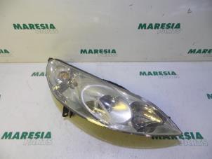 Used Headlight, right Peugeot 407 (6D) 1.6 HDi 16V Price € 50,00 Margin scheme offered by Maresia Parts