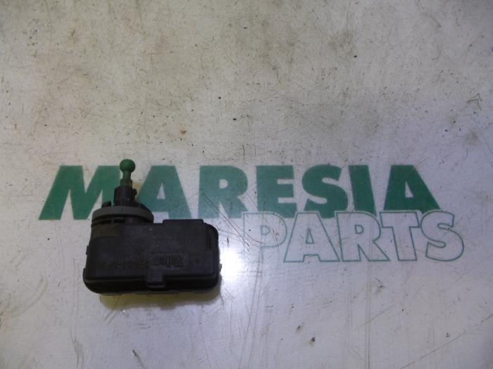Używane Silnik reflektora Fiat Punto II (188) 1.2 60 S 3-Drs. Cena € 20,00 Procedura marży oferowane przez Maresia Parts