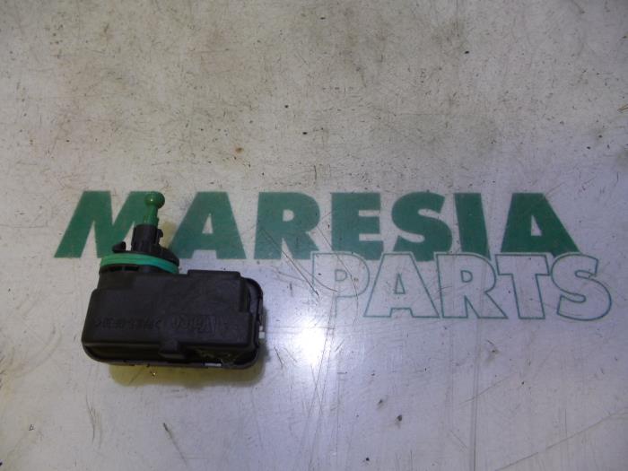 Używane Silnik reflektora Fiat Punto II (188) 1.2 60 S 3-Drs. Cena € 20,00 Procedura marży oferowane przez Maresia Parts