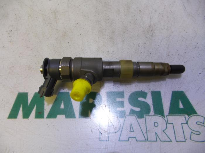 Injector (diesel) from a Citroën C4 Cactus (0B/0P) 1.6 Blue Hdi 100 2015