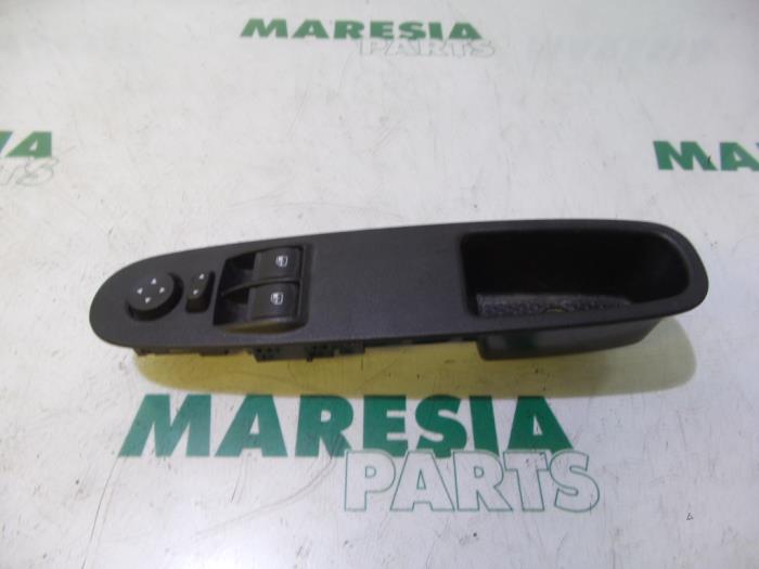 Usados Interruptor combinado de ventanillas Fiat Punto Evo (199) 1.3 JTD Multijet 85 16V Euro 5 Precio € 25,00 Norma de margen ofrecido por Maresia Parts