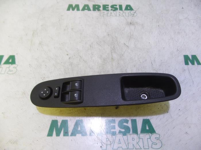 Usados Interruptor combinado de ventanillas Fiat Punto Evo (199) 1.3 JTD Multijet 85 16V Euro 5 Precio € 35,00 Norma de margen ofrecido por Maresia Parts