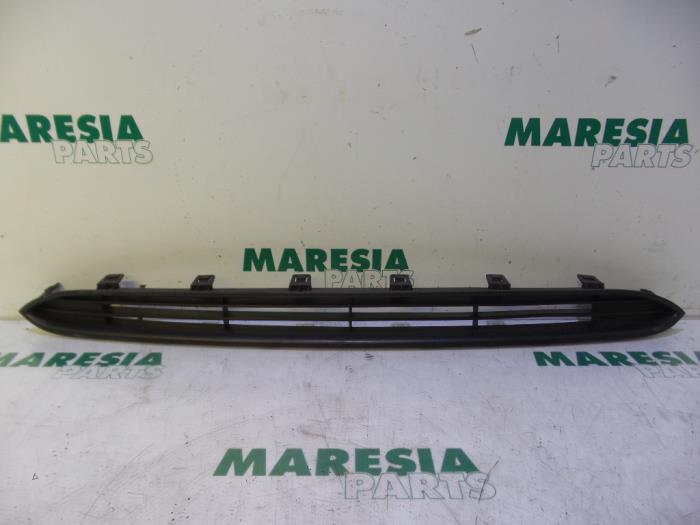 Używane Grill Fiat Punto Evo (199) 1.3 JTD Multijet 85 16V Euro 5 Cena € 35,00 Procedura marży oferowane przez Maresia Parts