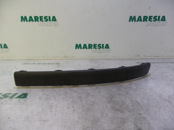 Grille strip from a Renault Clio III (BR/CR) 1.4 16V 2005