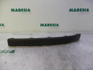 Used Grille strip Renault Clio III (BR/CR) 1.4 16V Price € 35,00 Margin scheme offered by Maresia Parts