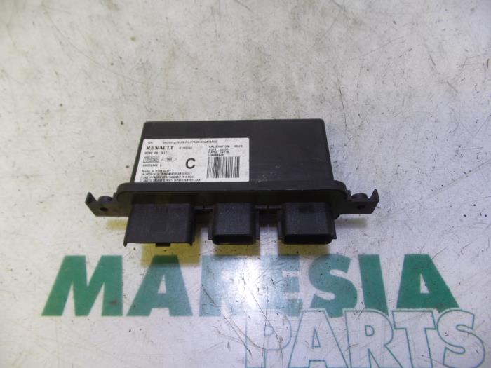 Usagé Ordinateur divers Renault Clio III (BR/CR) 1.4 16V Prix € 90,00 Règlement à la marge proposé par Maresia Parts