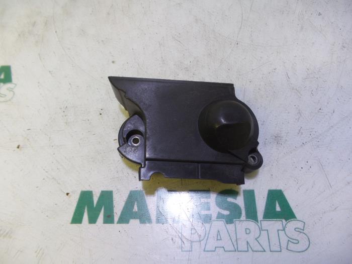 Usagé Couvercle de distribution Renault Clio III Estate/Grandtour (KR) 1.2 16V TCE 100 Prix € 15,00 Règlement à la marge proposé par Maresia Parts