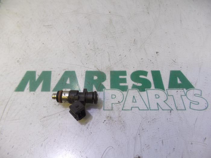 Używane Wtryskiwacz (wtrysk benzyny) Renault Twingo (C06) 1.2 16V Cena € 20,00 Procedura marży oferowane przez Maresia Parts
