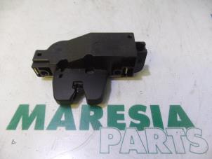 Used Tailgate lock mechanism Peugeot 307 SW (3H) 1.6 HDiF 110 16V Price € 25,00 Margin scheme offered by Maresia Parts