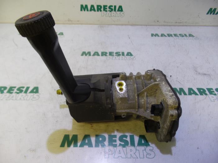 Usagé Pompe de direction Citroen C4 Grand Picasso (UA) 1.8 16V Prix € 157,50 Règlement à la marge proposé par Maresia Parts