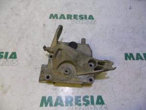 Używane Wspornik silnika Renault Twingo (C06) 1.2 Cena € 20,00 Procedura marży oferowane przez Maresia Parts