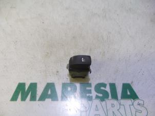 Used Multi-functional window switch Renault Twingo II (CN) 1.2 Price € 20,00 Margin scheme offered by Maresia Parts