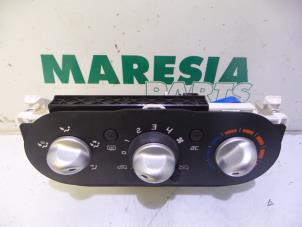 Usados Panel de control de calefacción Renault Twingo II (CN) 1.2 16V Precio € 30,00 Norma de margen ofrecido por Maresia Parts
