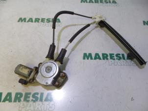 Używane Mechanizm szyby lewej tylnej wersja 4-drzwiowa Alfa Romeo 147 (937) 1.9 JTDM 16V Cena € 30,00 Procedura marży oferowane przez Maresia Parts