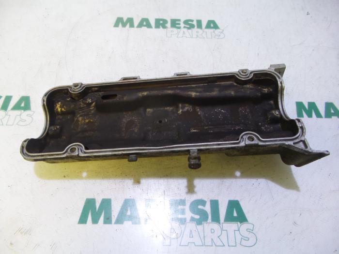 Rocker cover from a Fiat Punto II (188) 1.2 60 S 3-Drs. 2001