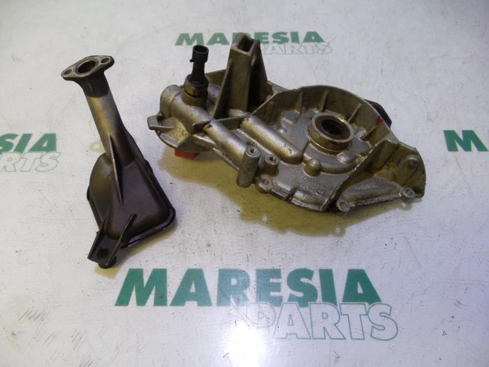 Oil pump from a Fiat Punto II (188) 1.2 60 S 3-Drs. 2001