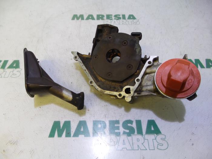 Oil pump from a Fiat Punto II (188) 1.2 60 S 3-Drs. 2001