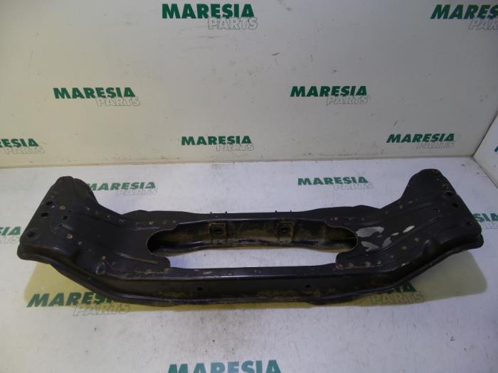 Używane Belka tylna Alfa Romeo 147 (937) 1.9 JTDM 16V Cena € 75,00 Procedura marży oferowane przez Maresia Parts