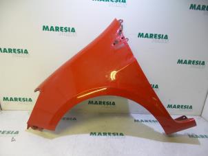 Used Front wing, left Renault Clio III (BR/CR) 1.2 16V 75 Price € 50,00 Margin scheme offered by Maresia Parts