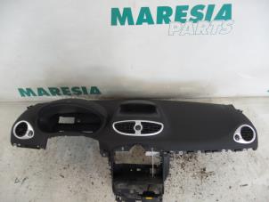Używane Poduszka powietrzna prawa (deska rozdzielcza) Renault Clio III (BR/CR) 1.2 16V 75 Cena € 157,50 Procedura marży oferowane przez Maresia Parts