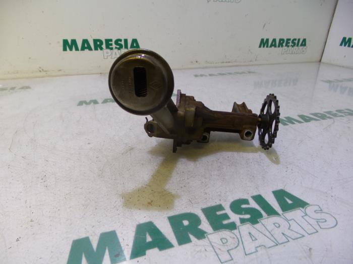 Oil pump from a Renault Clio II (BB/CB) 1.4 16V 2001