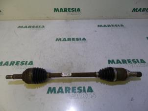 Used Front drive shaft, left Renault Clio III (BR/CR) 1.2 16V 75 Price € 60,00 Margin scheme offered by Maresia Parts