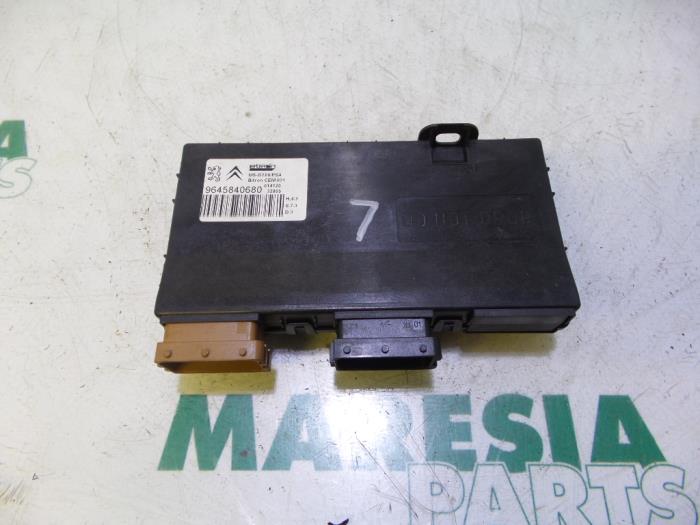 Begagnade Sätesdator Peugeot 407 (6C/J) 2.7 HDi V6 24V Pris € 50,00 Marginaltabell erbjuds av Maresia Parts