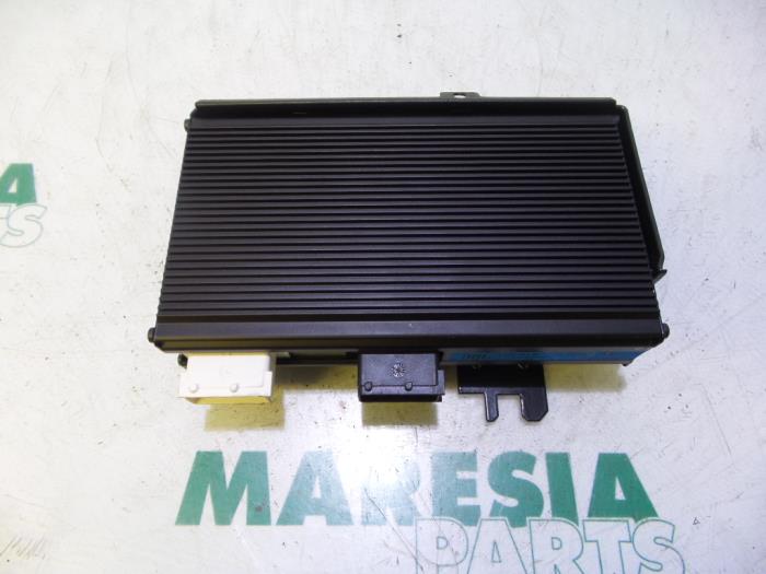 Radio amplifier from a Peugeot 407 (6C/J) 2.7 HDi V6 24V 2006