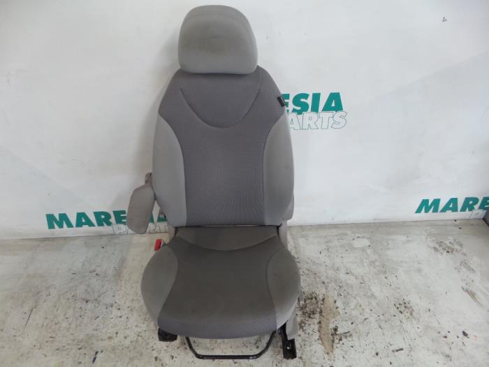 Używane Fotel lewy Fiat Idea (350AX) 1.4 16V Cena € 75,00 Procedura marży oferowane przez Maresia Parts
