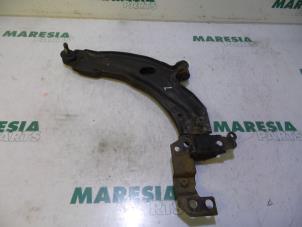 Używane Wahacz zawieszenia dolny lewy przód Fiat Doblo (223A/119) 1.4 Cena € 25,00 Procedura marży oferowane przez Maresia Parts