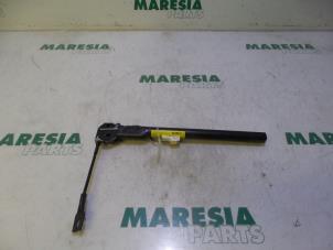 Used Seatbelt tensioner, left Renault Clio III (BR/CR) 1.2 16V 75 Price € 35,00 Margin scheme offered by Maresia Parts