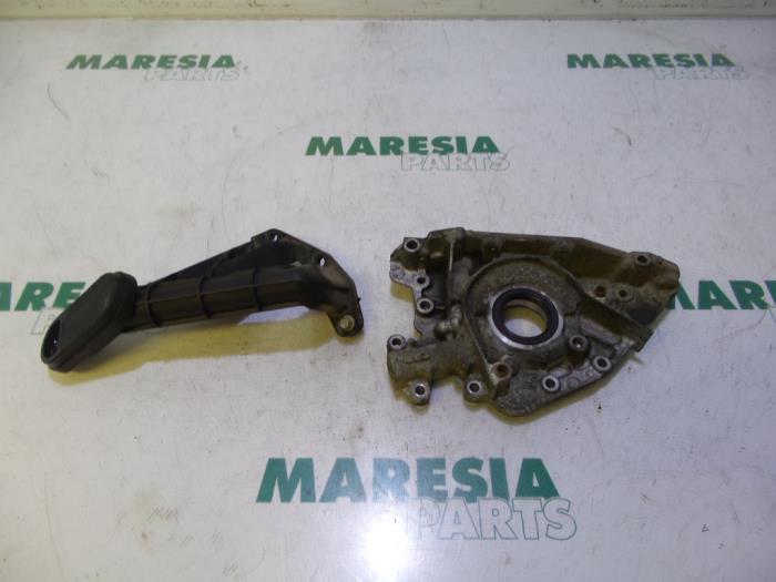 Używane Pompa oleju Peugeot 407 SW (6E) 2.0 16V Cena € 50,00 Procedura marży oferowane przez Maresia Parts