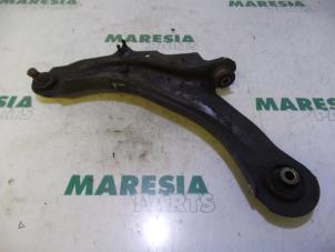 Usagé Bras de suspension bas avant gauche Renault Scénic II (JM) 2.0 16V Prix € 20,00 Règlement à la marge proposé par Maresia Parts