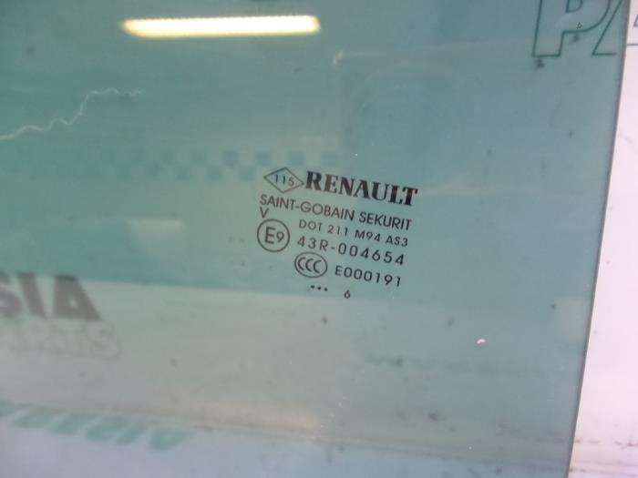Vitre portière 4portes arrière droite d'un Renault Megane IV (RFBB) 1.2 Energy TCE 130 2016