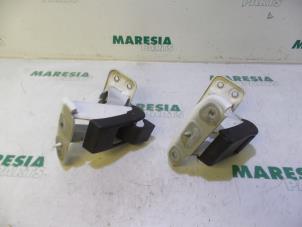 Used Rear door hinge, left Peugeot Expert (G9) 2.0 HDiF 16V 130 Price € 36,30 Inclusive VAT offered by Maresia Parts