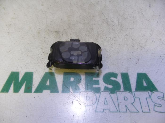 Begagnade Regnsensor Peugeot 407 (6D) 1.8 16V Pris € 60,00 Marginaltabell erbjuds av Maresia Parts
