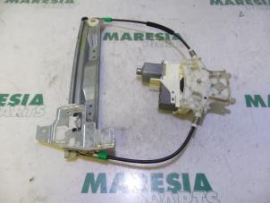 Używane Mechanizm szyby prawej tylnej wersja 4-drzwiowa Peugeot 407 (6D) 1.8 16V Cena € 50,00 Procedura marży oferowane przez Maresia Parts