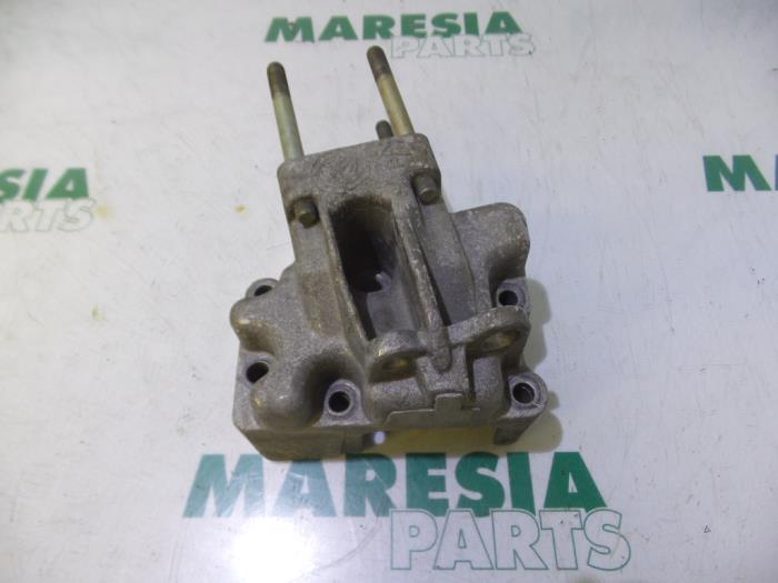 Usagé Support moteur Fiat Stilo (192A/B) 1.2 16V 3-Drs. Prix € 20,00 Règlement à la marge proposé par Maresia Parts
