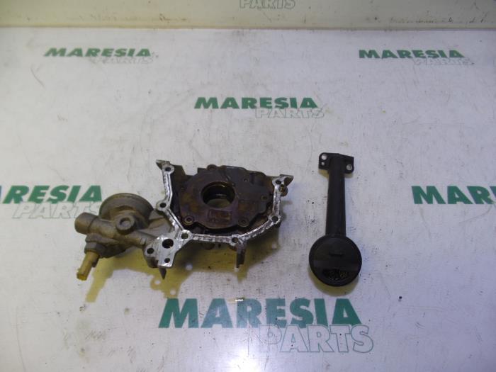 Oil pump from a Renault Twingo II (CN) 1.2 16V GT TCE 2008