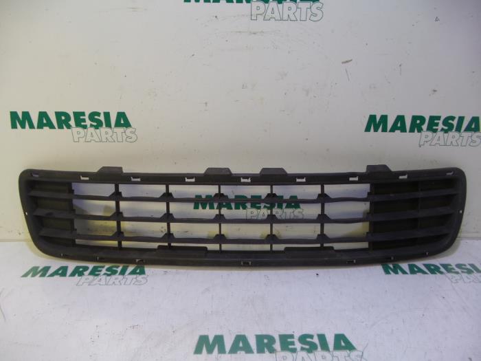 Używane Grill Fiat Punto II (188) 1.2 60 S Cena € 35,00 Procedura marży oferowane przez Maresia Parts