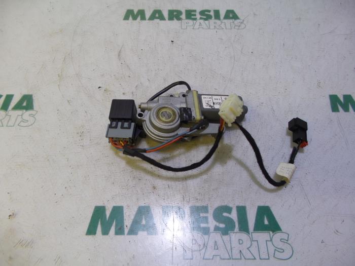 Sunroof motor from a Fiat Punto II (188) 1.2 60 S 2004