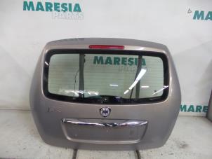 Używane Tylna klapa Lancia Ypsilon (843) 1.4 16V Cena € 131,25 Procedura marży oferowane przez Maresia Parts