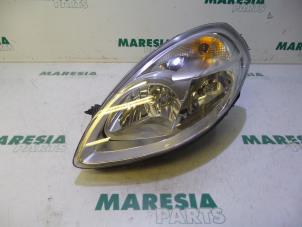 Używane Reflektor lewy Lancia Ypsilon (843) 1.4 16V Cena € 75,00 Procedura marży oferowane przez Maresia Parts