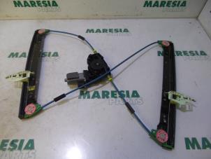 Używane Mechanizm szyby prawej przedniej wersja 2-drzwiowa Lancia Ypsilon (843) 1.4 16V Cena € 50,00 Procedura marży oferowane przez Maresia Parts