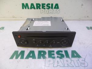 Usagé Radio/Lecteur CD Renault Clio III (BR/CR) 1.2 16V 75 Prix € 65,00 Règlement à la marge proposé par Maresia Parts