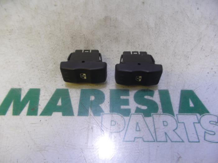 Usados Interruptor combinado de ventanillas Dacia Logan MCV I (KS) 1.5 dCi Precio € 25,00 Norma de margen ofrecido por Maresia Parts
