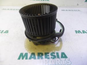 Usados Motor de ventilador de calefactor Renault Espace (RFCJ) 1.6 Tce 200 EDC Precio € 70,00 Norma de margen ofrecido por Maresia Parts
