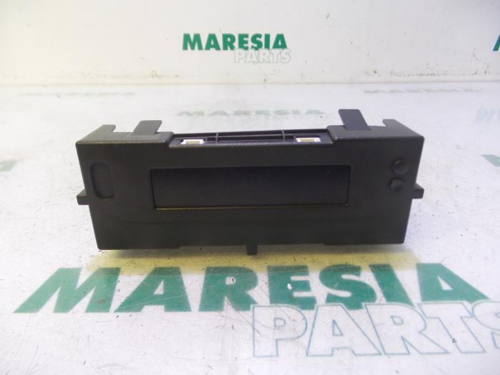 Begagnade Innerdisplay Renault Clio III (BR/CR) 1.4 16V Pris € 25,00 Marginaltabell erbjuds av Maresia Parts