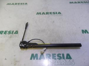 Used Seatbelt tensioner, right Renault Clio III (BR/CR) 1.4 16V Price € 35,00 Margin scheme offered by Maresia Parts
