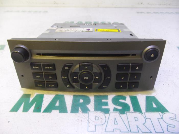 Radio CD player from a Peugeot 407 SW (6E) 1.6 HDiF 16V 2005